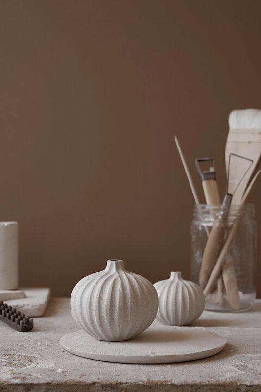 Vase Bari, medium – SandWhiteLight Deep Line